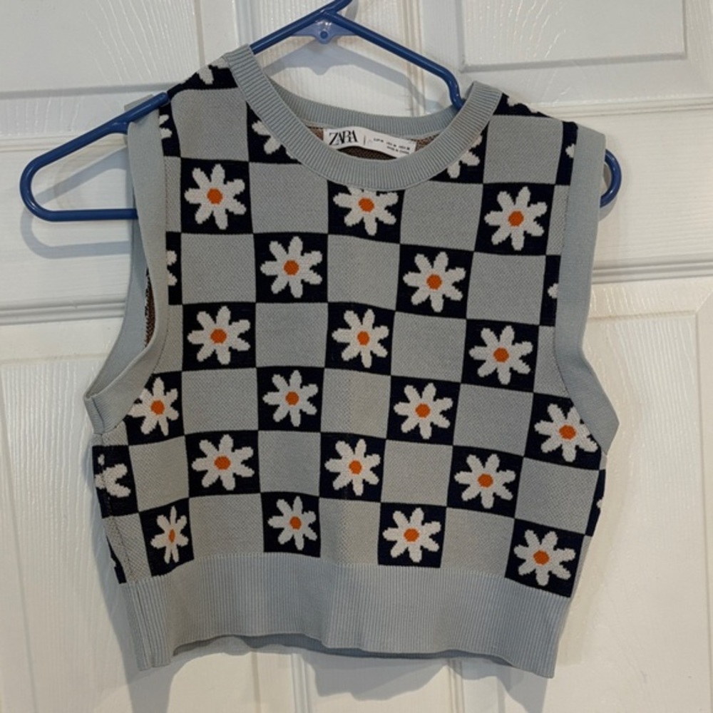 Zara Black and Gray Daisy Pattern Knit Top